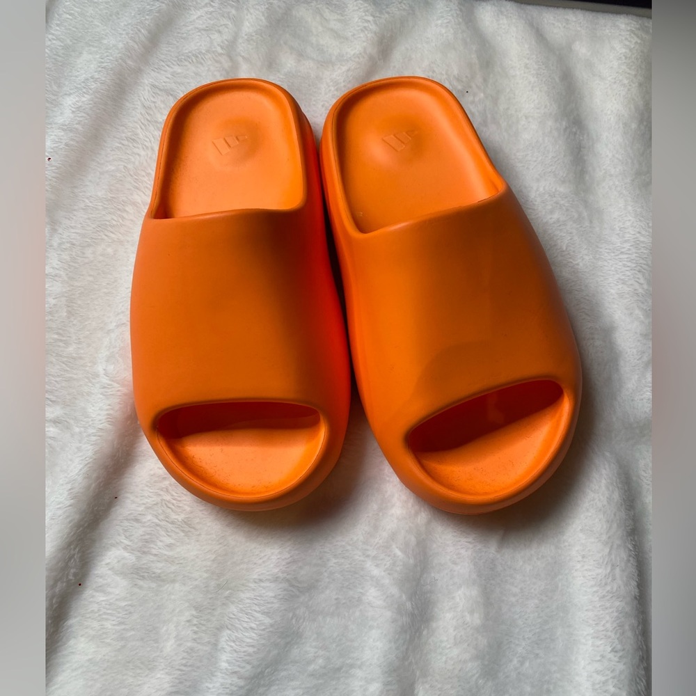 Yeezy Slides Orange Like new too small worn once. Sz 6